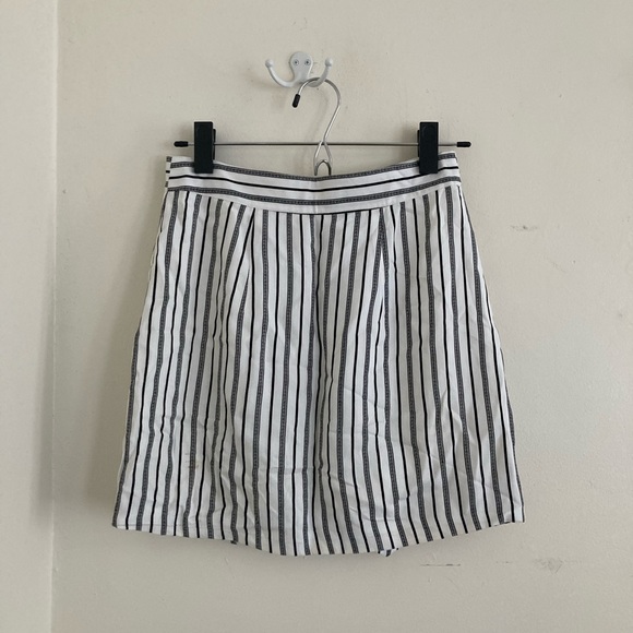 B+W striped BCBG mini skirt in suiting-like style w black buttons. Size 0 - Picture 4 of 4